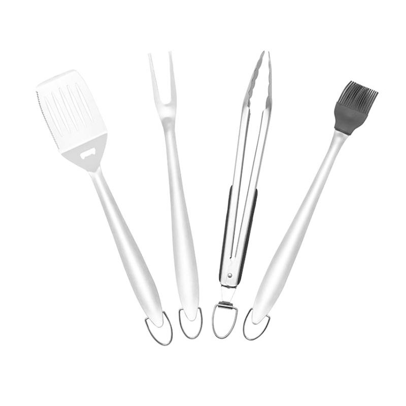 Un juego de 4 utensilios de barbacoa con espátula, tenedor, cepillo y pinzas de barbacoa