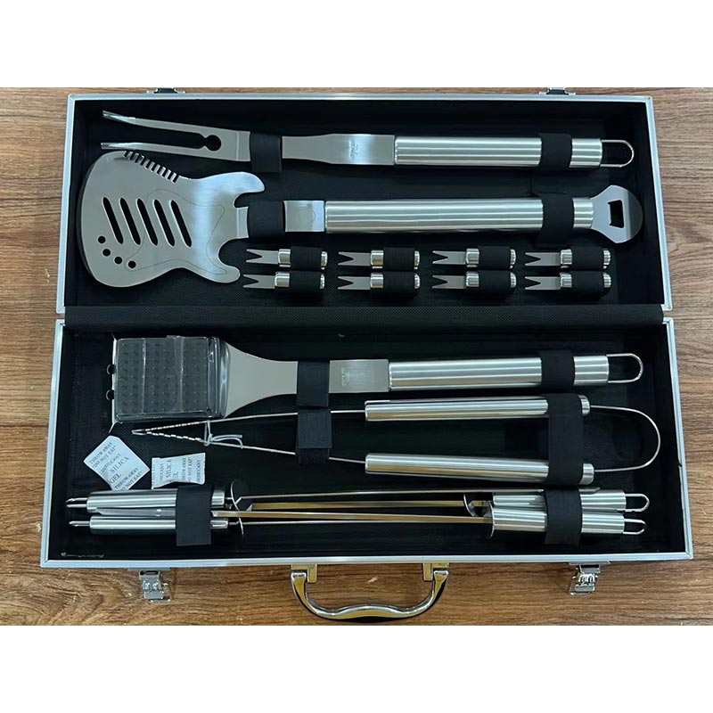 Utensili per barbecue completi set in custodia di alluminio